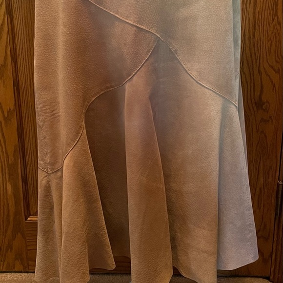 Vintage Ideology Suede Leather Skirt; Deep Beige W/Fitted Seams; Women's Size 8 - Picture 2 of 16